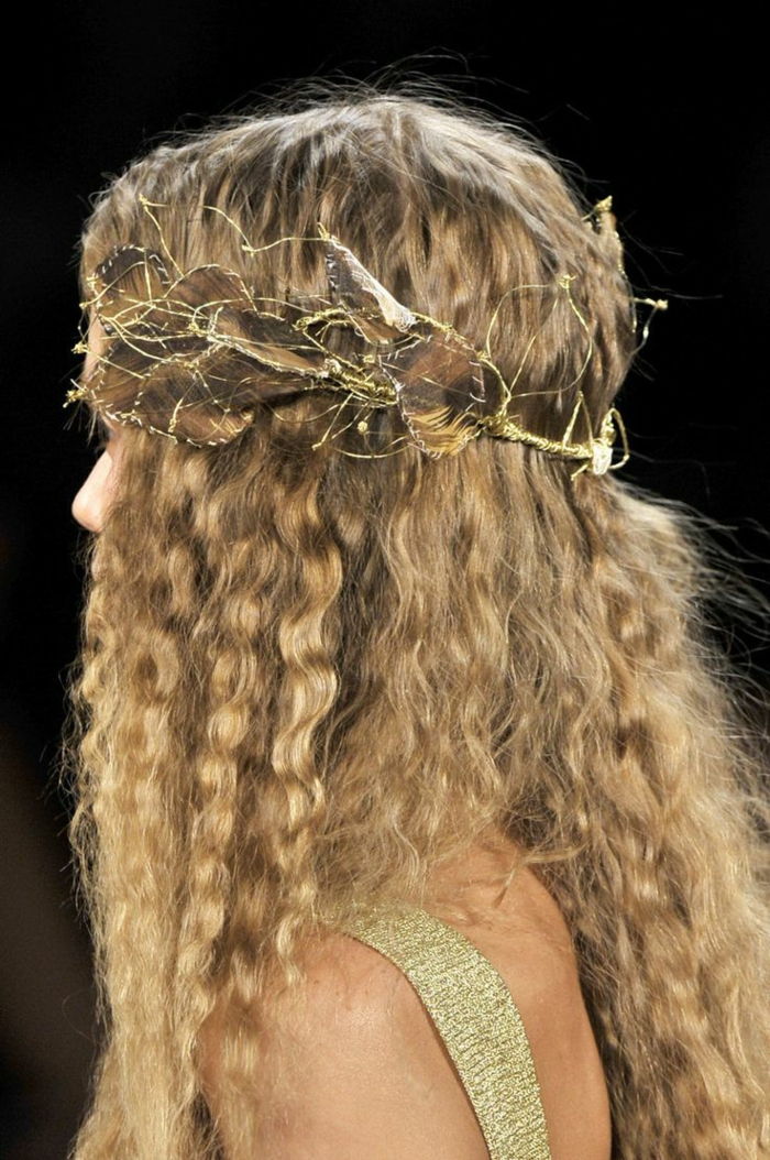 garbanoti, blondinai plaukai su aukso vielos tiara, kaip lapų formos šukuosena, amžius