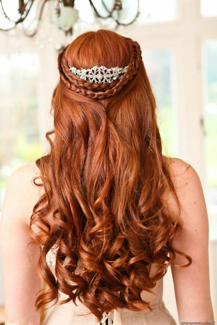 raudoni plaukai, du juostelės, sidabrinė tiara, laisvosios garbanos vestuvių šukuosenoms