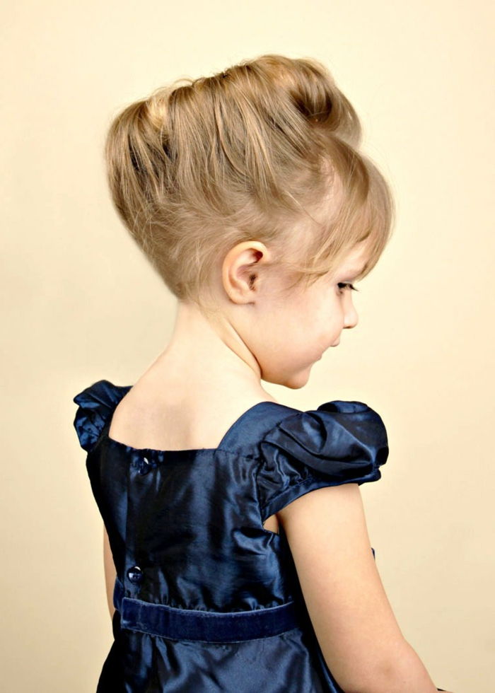 mavi elbise ile küçük kız üzerinde sevimli bir ortaçağ saç modeli