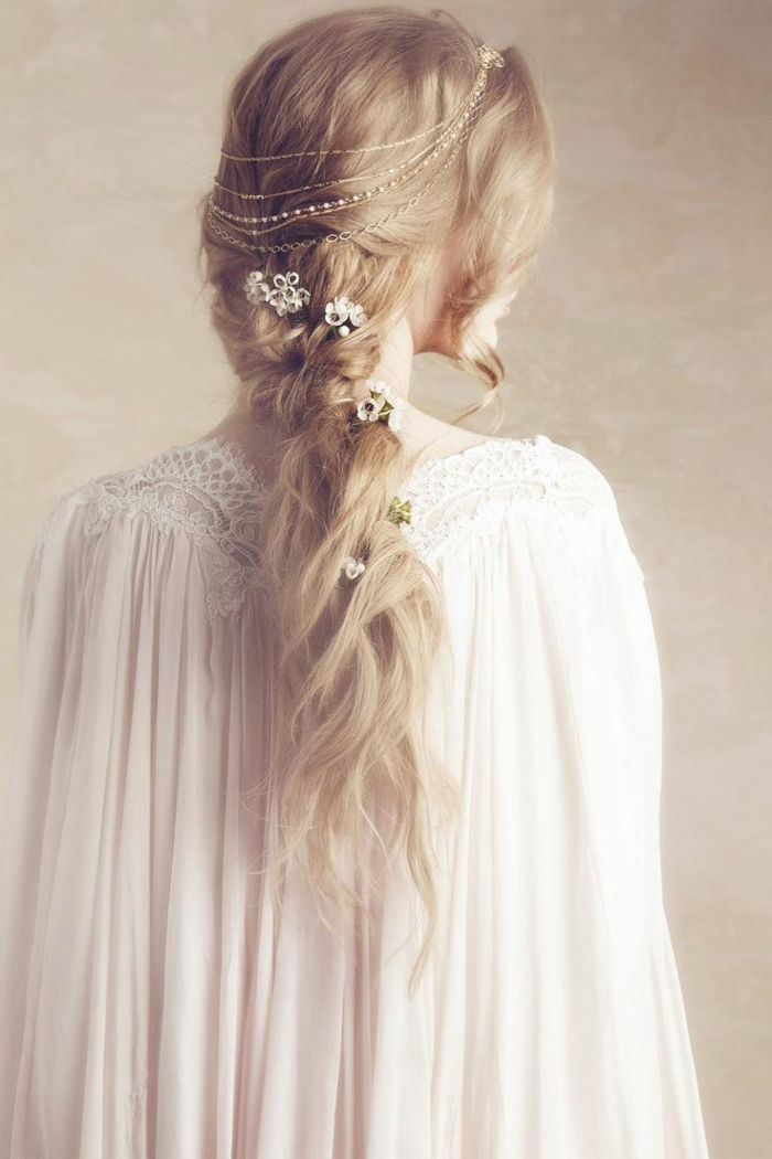 ilgi šviesiai plaukuoti plaukai su grandinėmis ir gėlėmis - šoninė pintas šukuosenas