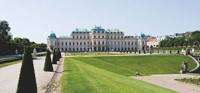 fashion-at-the-architettura-baroque castello del Belvedere di Vienna in Austria