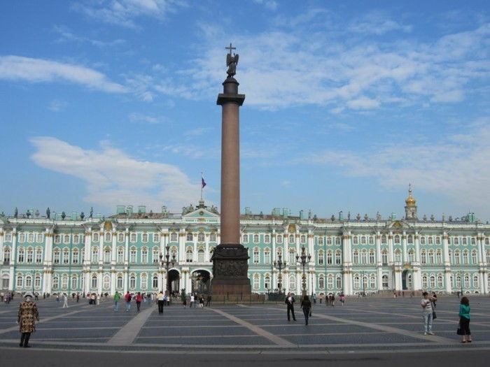 fashion-in-barocco Palazzo d'Inverno e la Colonna di Alessandro-in-San Pietroburgo-Russia-bella architettura