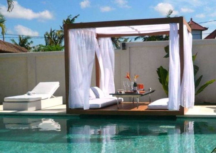pergolė-baseinas-Chic-kilnus-modernus dizaineris-su-užuolaidos audinio stogu-paprastas, erdvus