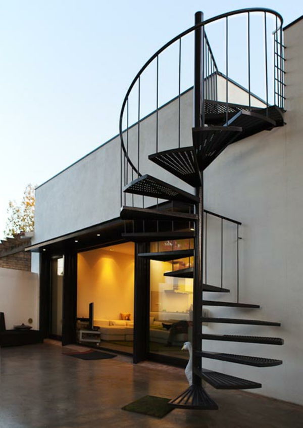 Sodobna spiralno stopnišče-iz-metal-samostojna