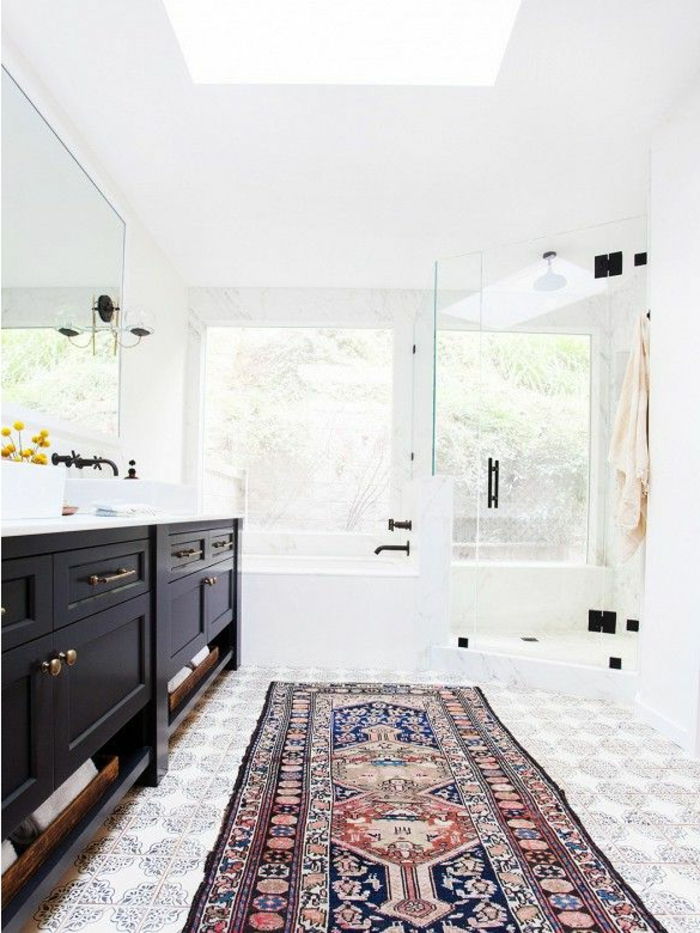 modernus butas-balta-sienos-juoda-spintos-kontrastas rytietiškas kilimas