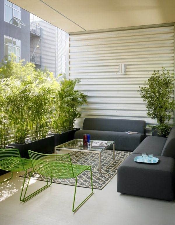 modern utrustning - från terrassen - gröna stolar
