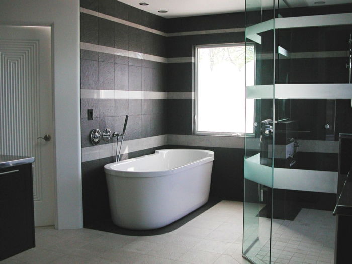 Modernus-vonios-dizaino idėjos juoda-sienos-gražūs-balta-vonia