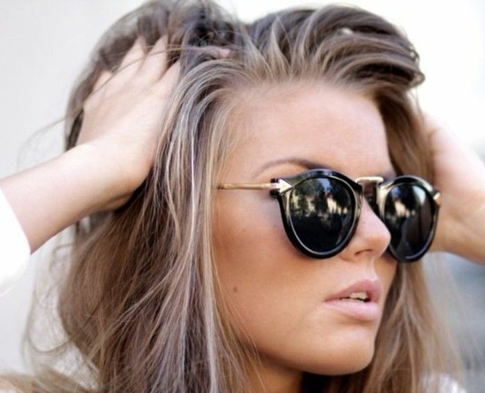 modern-woman-with-glasses-cool-gekleurd haar-tussen-bruin-goud