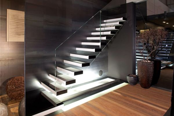moderne, pe console scari-in-the-casa-cu-iluminat