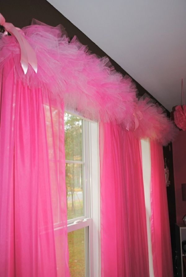 Moderne og kreative gardiner ved vinduet - rosenrød farge