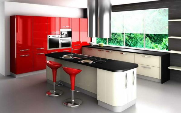 modernios virtuvės su dviem raudonomis barstolėmis elegantiškomis raudonomis spintelėmis