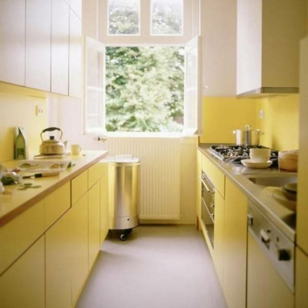 modernt-lilla-gult kök - med ett fönster