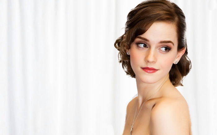 Emma Watson, geweldig kort kapsel met krullen, kastanjebruin haar, lang haarsnit