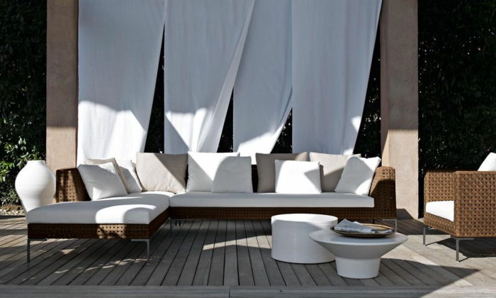 modernus-Moebel-už-the-sodo-woven-minimalistinio stalo-balta-pagalvės, medinės grindys