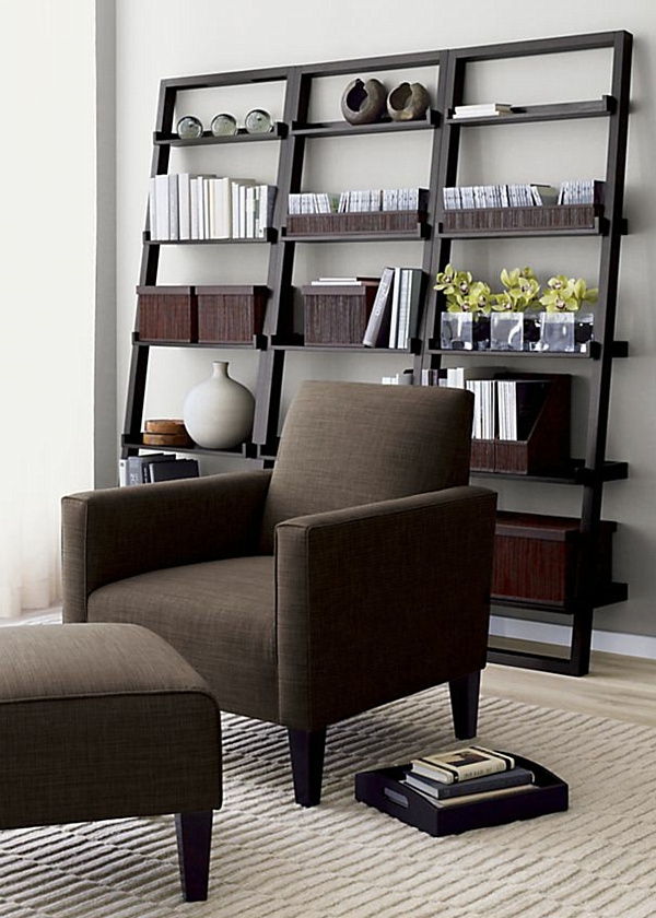 moderne stil-i-et-luksuriøst-stue med en mørk lenestol
