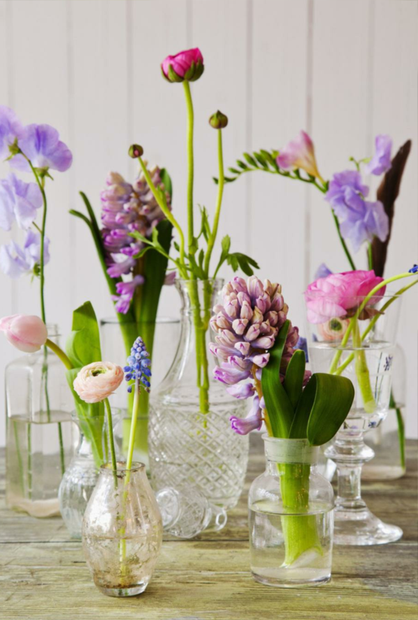 moderné-letné-stolové-dekorácie-s-kvety-fialové a ružové nuansy