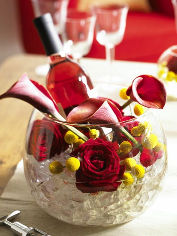 Moderné a elegantné letné tabuľky dekorácie víno fľaša a ruže v guľové hrnček