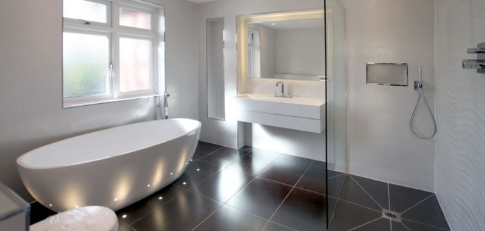 modernus-wohnideen-vonios kambarys dušo kabina ir-balta-vonia