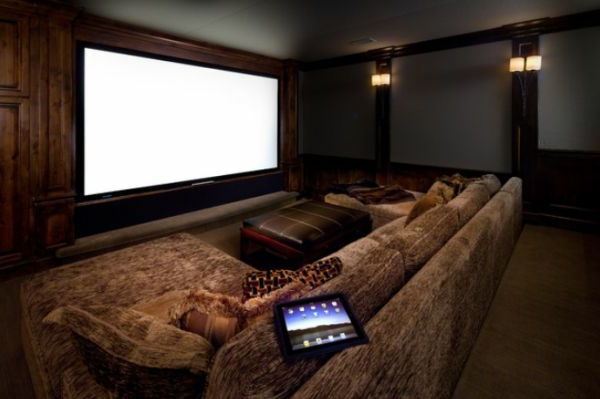 Sodoben apartma z velikim zaslonom domačega kina