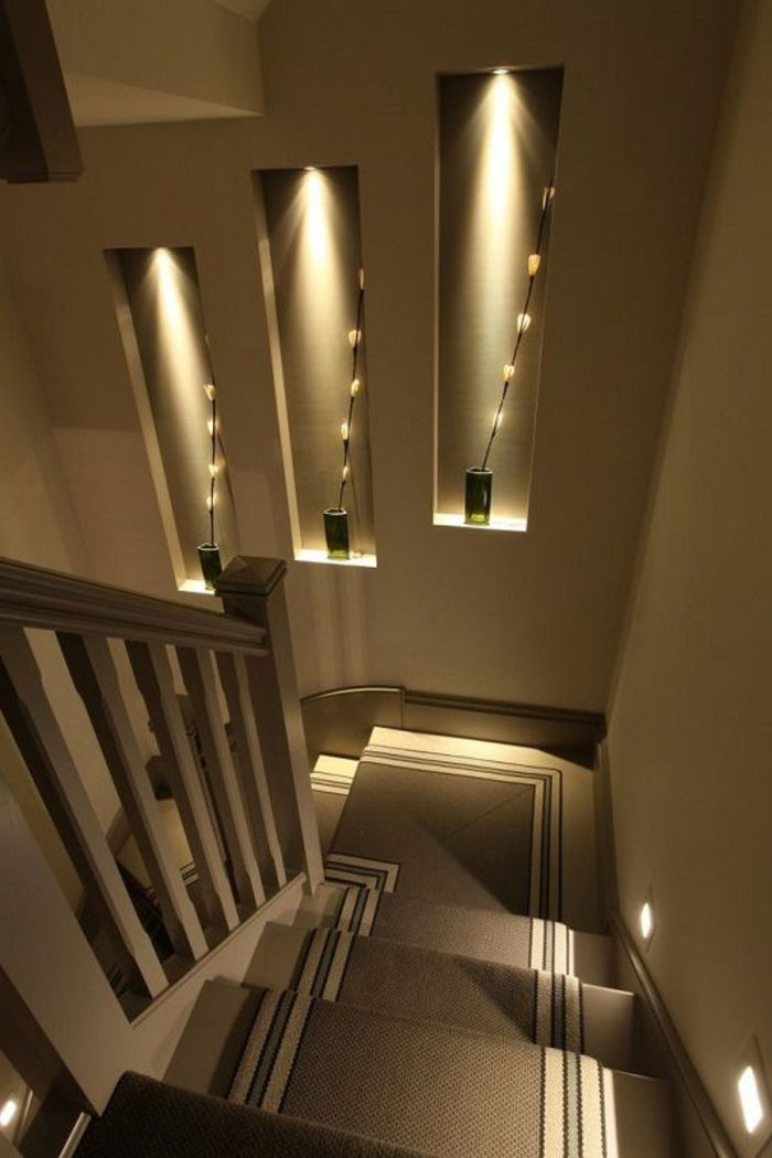 Schody schodišťových schodov a dekorové výklenky
