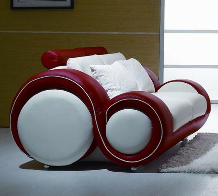 Šiuolaikinis odos kėdė-in-raudona-balta-plueschteppich-medinės grindys-holzwand palankiu-dizainerio baldai