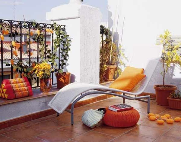 šiuolaikiška terasa su išskirtiniu poilsio kėdėmis ir oranžinės spalvos elementais