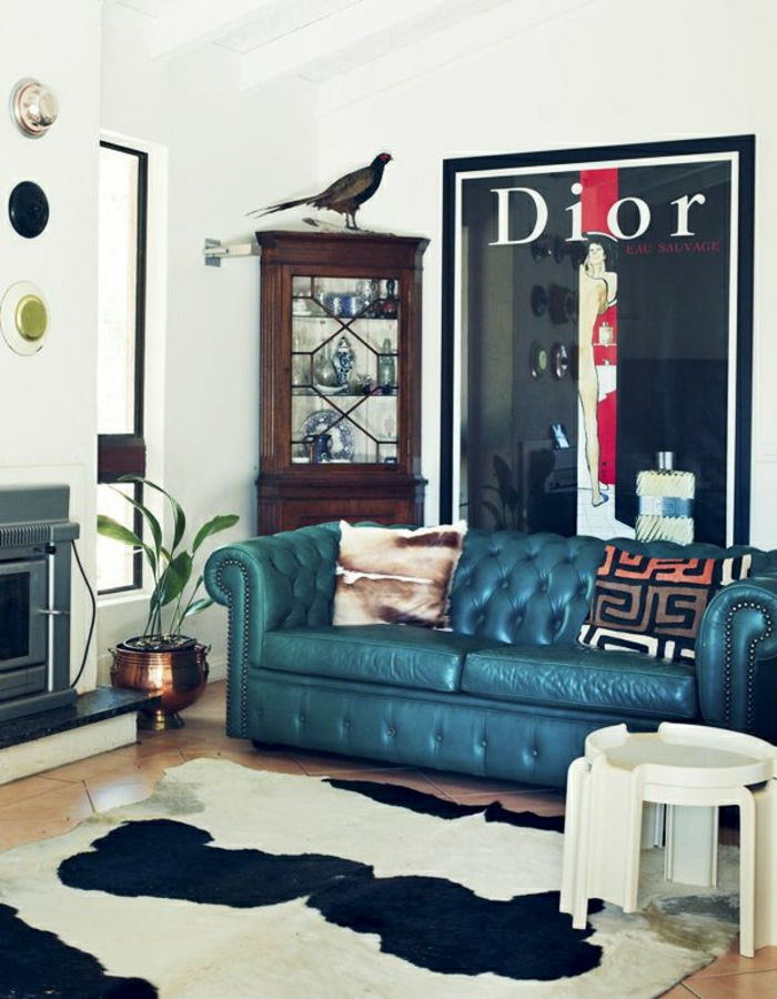 moderno notranjost eklekticizem kamin vintage Dior Poster ocean barvno Chesterfield