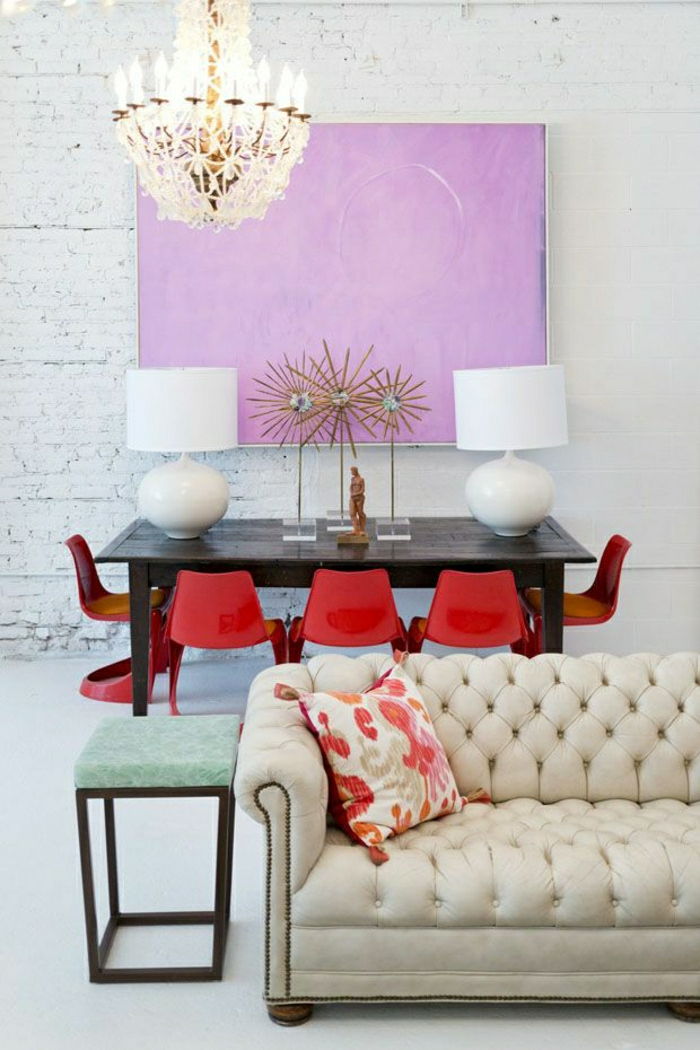 moderno notranjost-bež Chesterfield miza-rdeče-plastični stoli-vijolično sliko