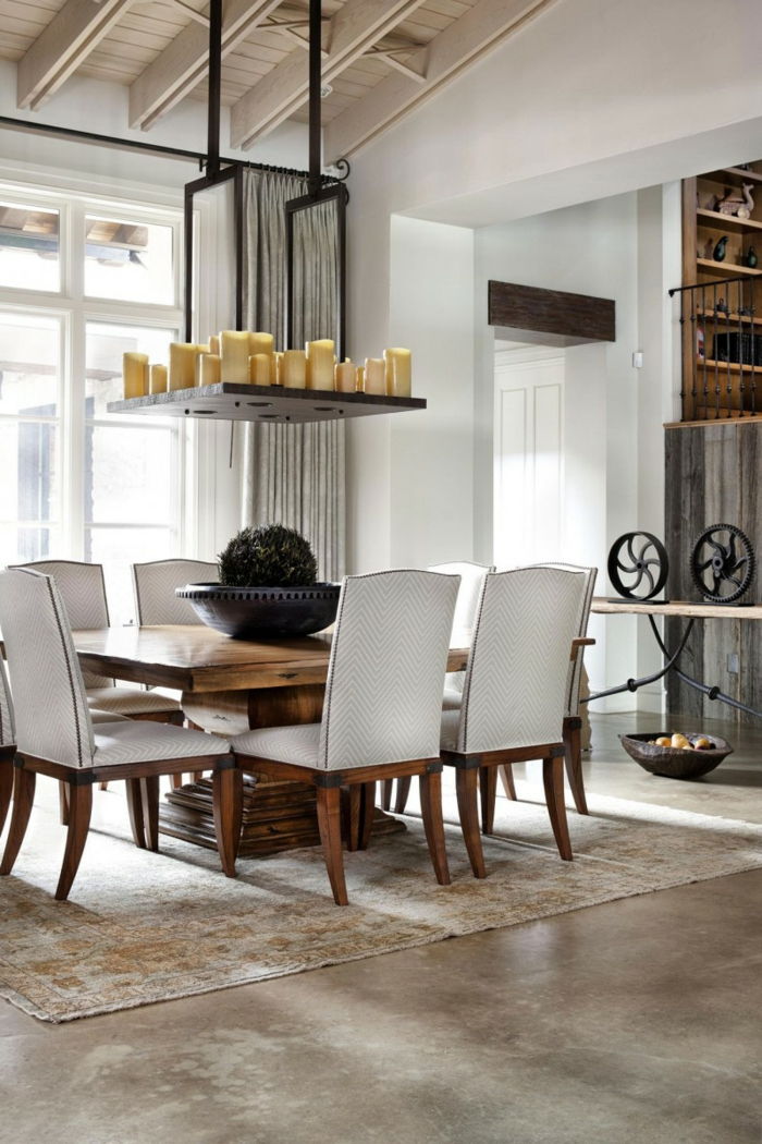 moderne interiør og rustikke elementer-møbler-country stil spisebord Stilig Stoler tekstil mange lys