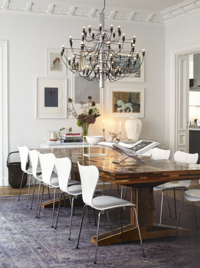 moderne interiør og hvite designerstoler, rustikke bord-stor lysekrone-country stil