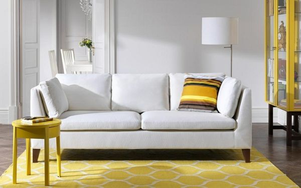 modernus-gyvenamasis kambarys-su-kilimo-in-geltona-balta sofa