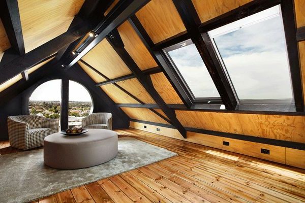 moderno penthouse-com-assoalho de madeira-preto-marrom