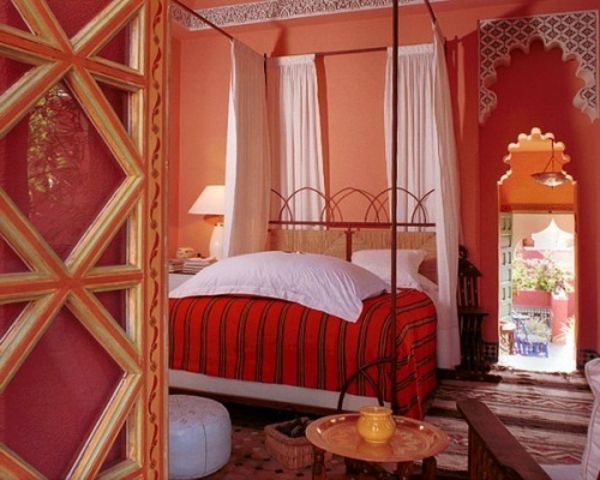 Rdeča bela in barva breskve za udobno spalnico v orientalskem slogu