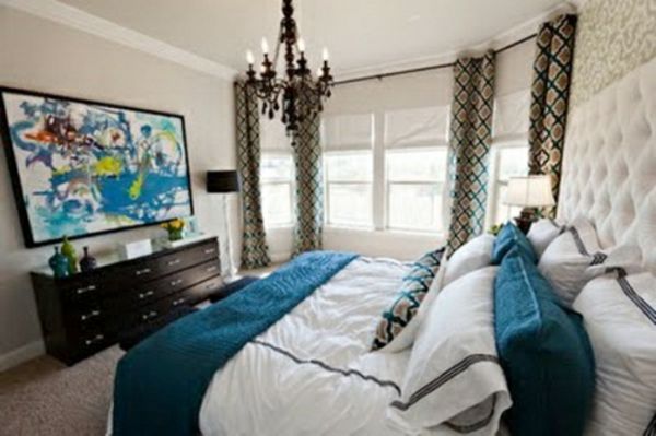 moderne-soverom-med-original-fins design og en stor seng med mange puter