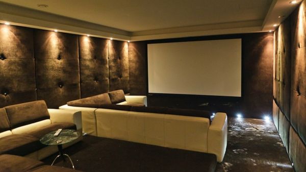 moderno-kavč-v-domači kino-udobno-vzdušje-elegantno razsvetljavo