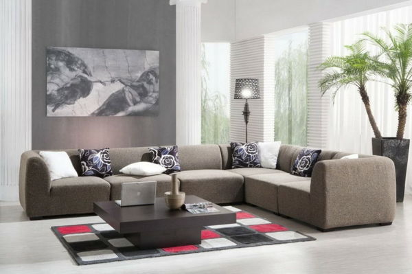 moderný obývacia izba zaujímavé steny dekorácie a veľké zelené črepníkové rastliny
