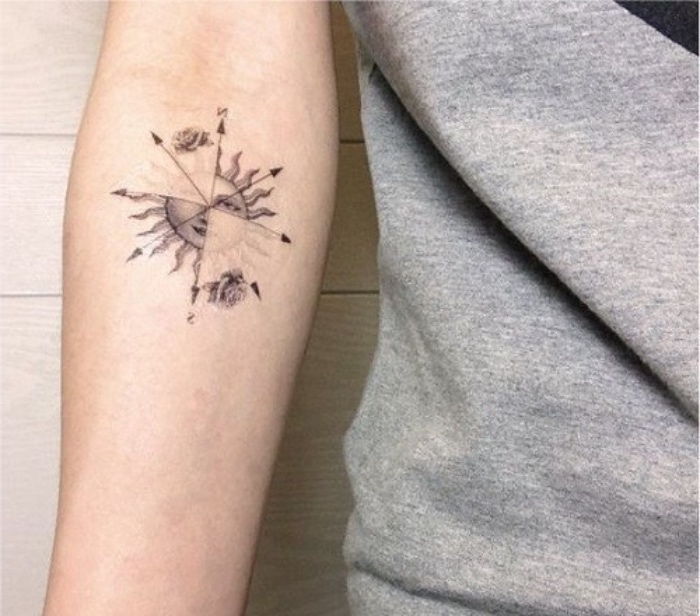 Ide for en svart liten tatovering med en sol, to svarte roser og mange svarte piler