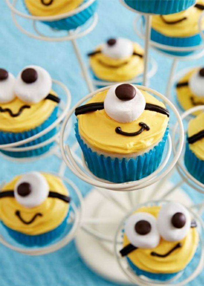 decoreer cupcakes zoals minion - gele room, ogen gemaakt van snoepjes