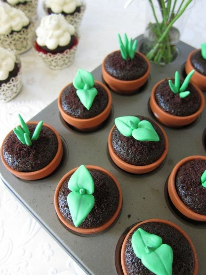 chocolade cupcakes versierd met groene bladeren van fondant