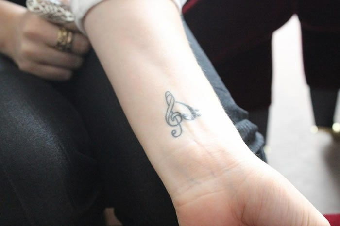 tatuaggio icone musicali a piccoli tatuaggi