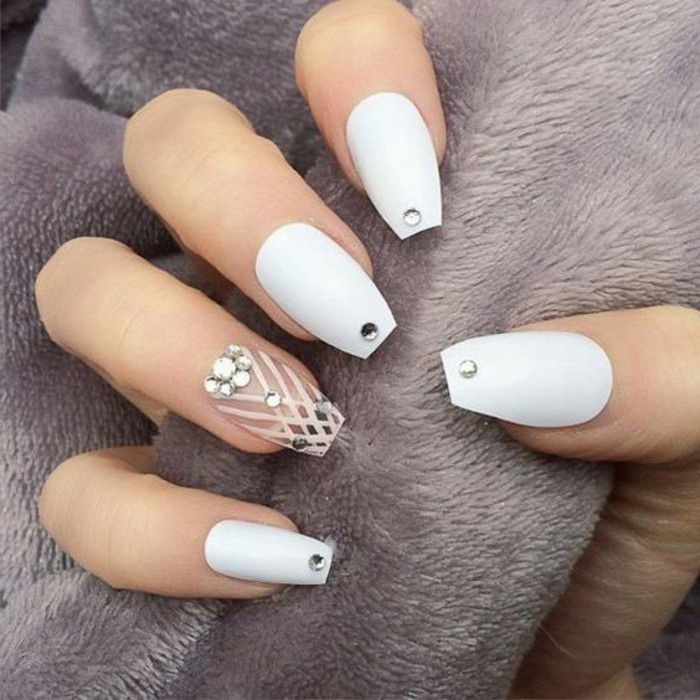 Nails branco-dourado chique Brand Design-em-branco-e-steinchen-sutis linhas-top-tendência de ano