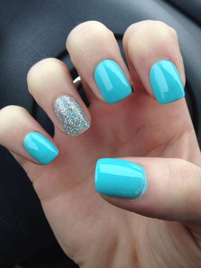 paznokcie żelowe pomysły projektowe na niebiesko paznokcie wykonane tylko z brokatem pomalowane niebieskimi brokatem krótkie paznokcie piękne