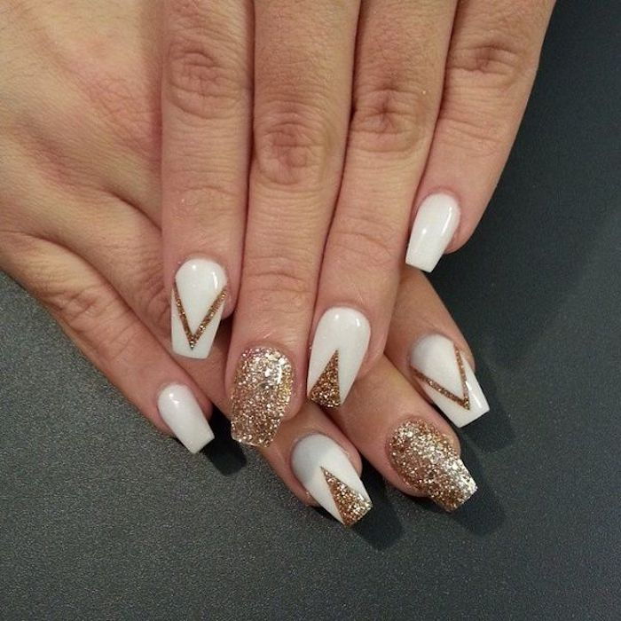 nail design estate in questa stagione è il più popolare design per unghie da sposa di colore bianco con effetto glitter bianco e dorato
