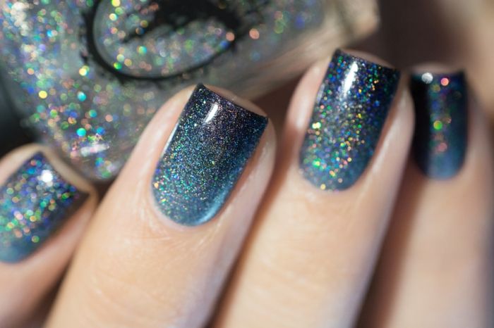 Glitter nagel ontwerp in licht en donker blauw, hoekige nagel vorm, New Year's nagels voor opnieuw stylen