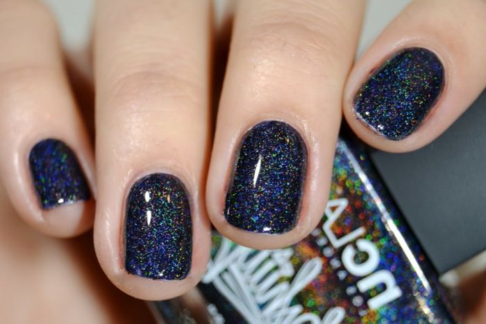 Glitter manicure in Denkel blauw, ovale nagel vorm, nieuwjaars nagel ontwerp voor opnieuw stylen