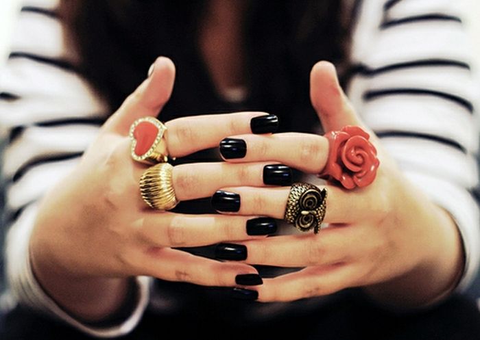 Nail Design-in-čierno-krásne dekorované Hands