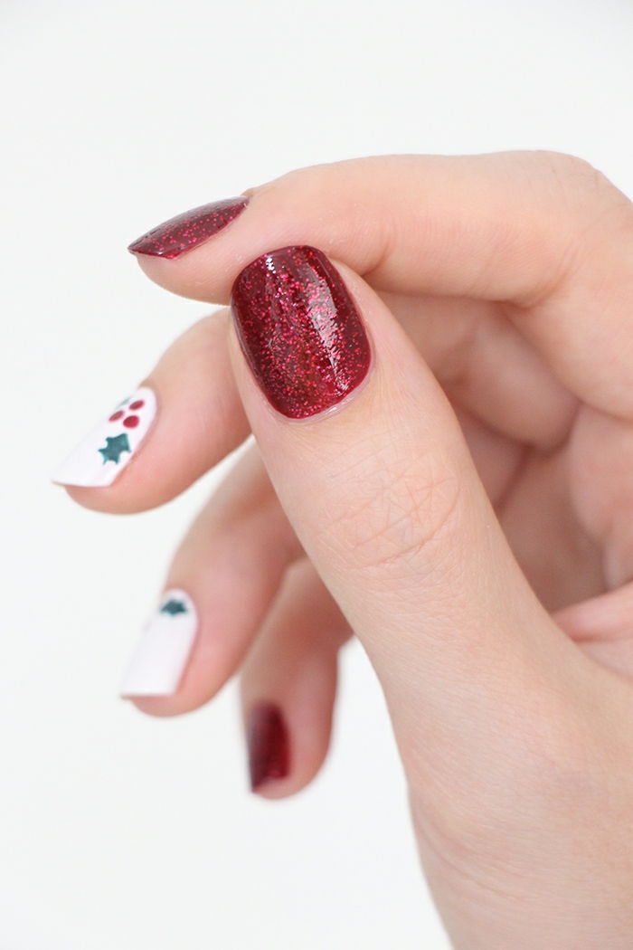 Idee voor winterspijkers, maretak op een witte achtergrond, rood glitter nagellak, ovale nagelvorm