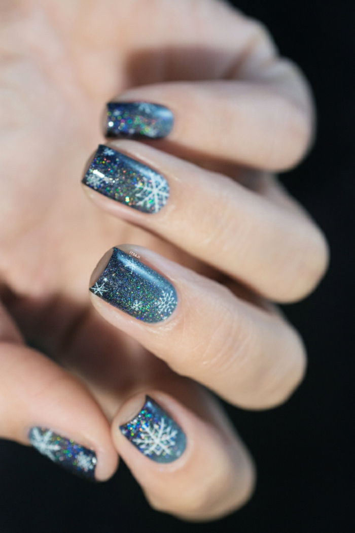 Glitter nagel ontwerp in blauwe, witte sneeuwvlokken op een donkere achtergrond, hoekige nagel vorm, gemakkelijk te maken