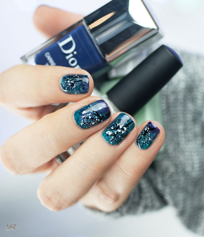 Idee voor winterse nagels, winterbomen op een blauwe achtergrond, ovale nagelvorm, kerstnagels voor opnieuw stylen