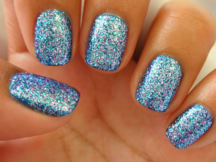 nail art pictures glitter manicure per stupire il design semplice delle unghie con elementi luccicanti blu viola rosa bianco